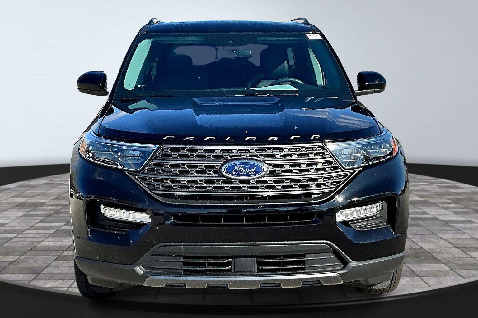 Used 2022 Ford Explorer XLT w/ Equipment Group 202A image 3