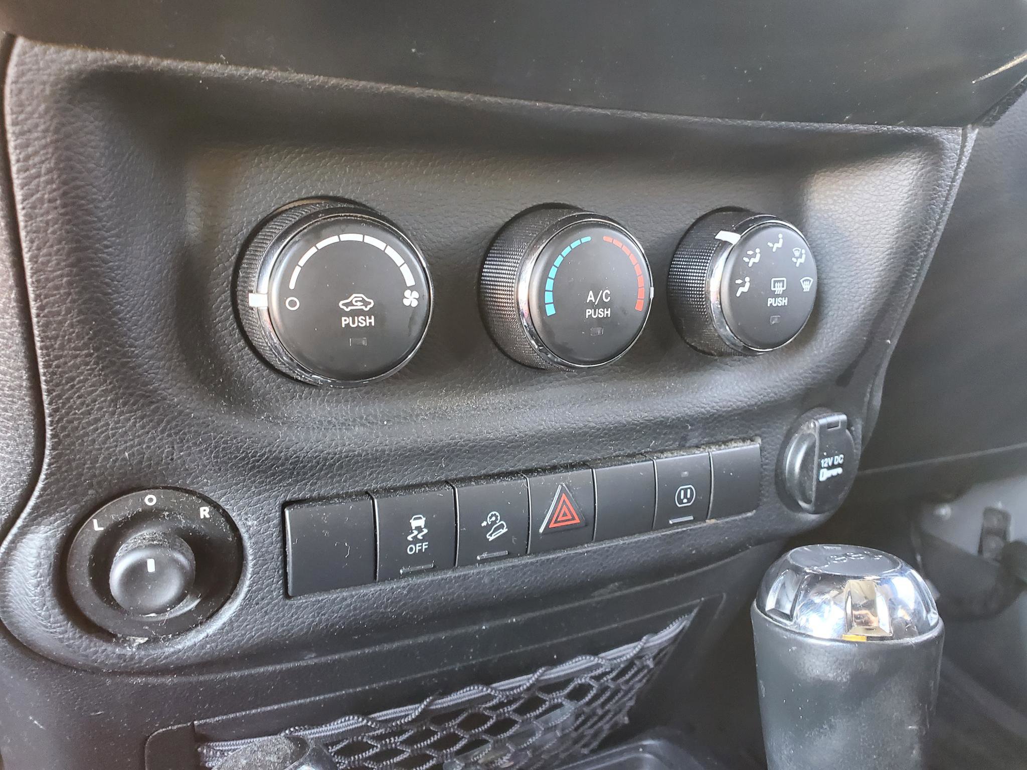 Used 2014 Jeep Wrangler Unlimited Sahara image 28