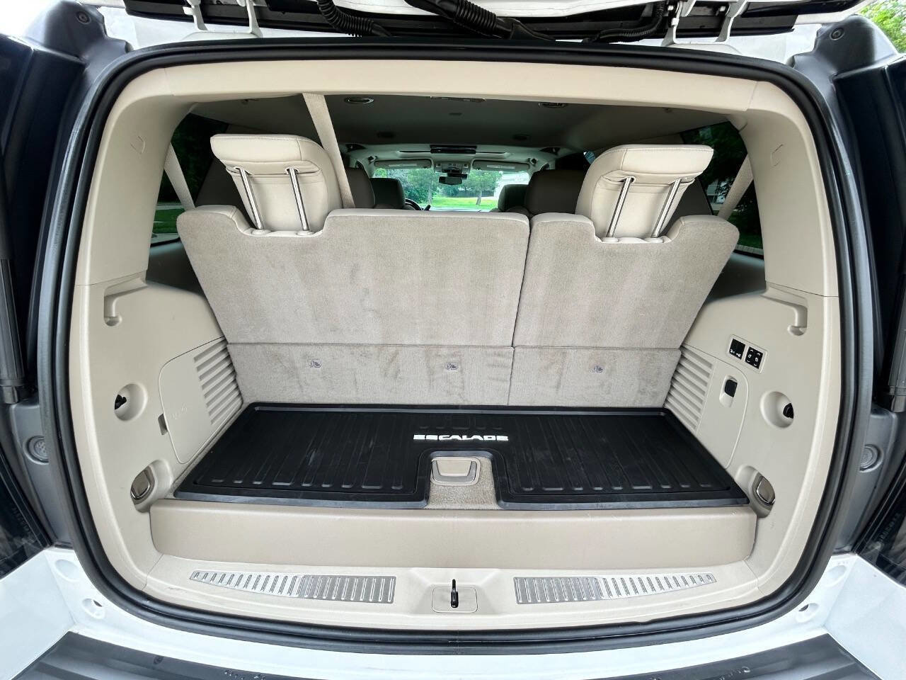 Used 2020 Cadillac Escalade Premium Luxury image 11