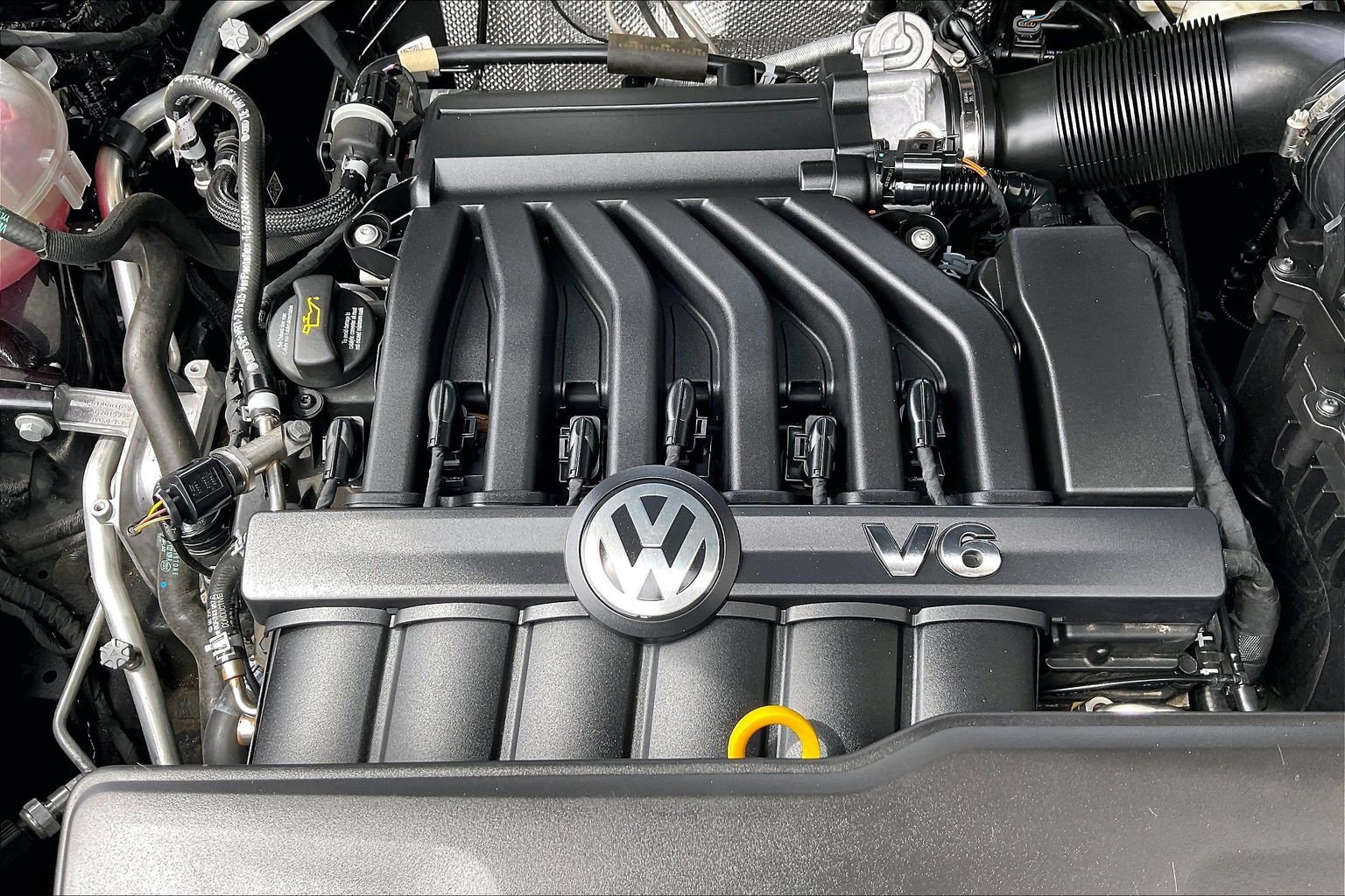 Certified 2022 Volkswagen Atlas Cross Sport SEL R-Line AWD/4WD image 32