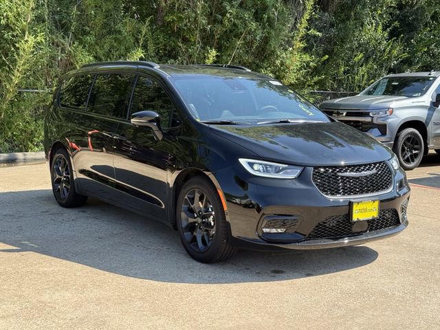 New 2026 Chrysler Pacifica Limited w/ S Appearance Package image 2
