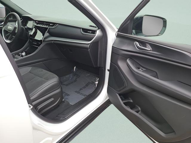 New 2025 Jeep Grand Cherokee Altitude image 24