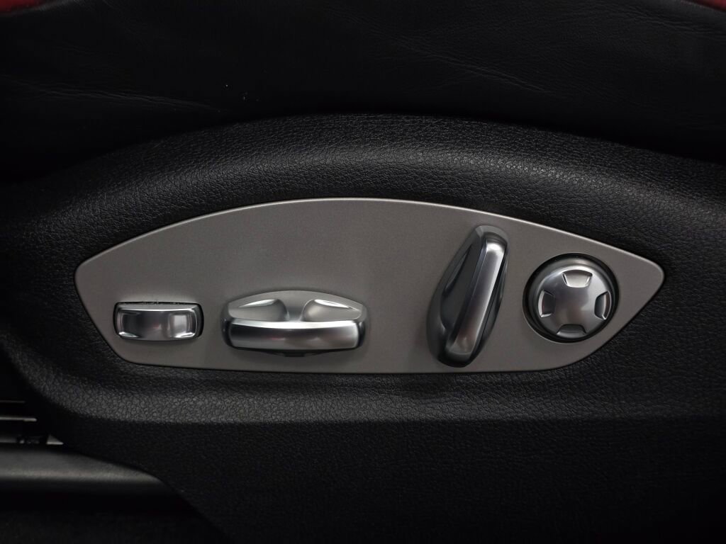 Certified 2025 Porsche Macan image 31