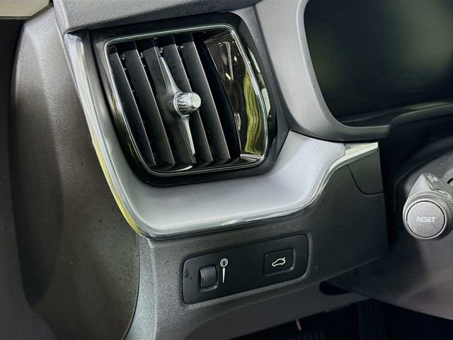 Used 2020 Volvo XC60 T5 Momentum AWD/4WD image 12