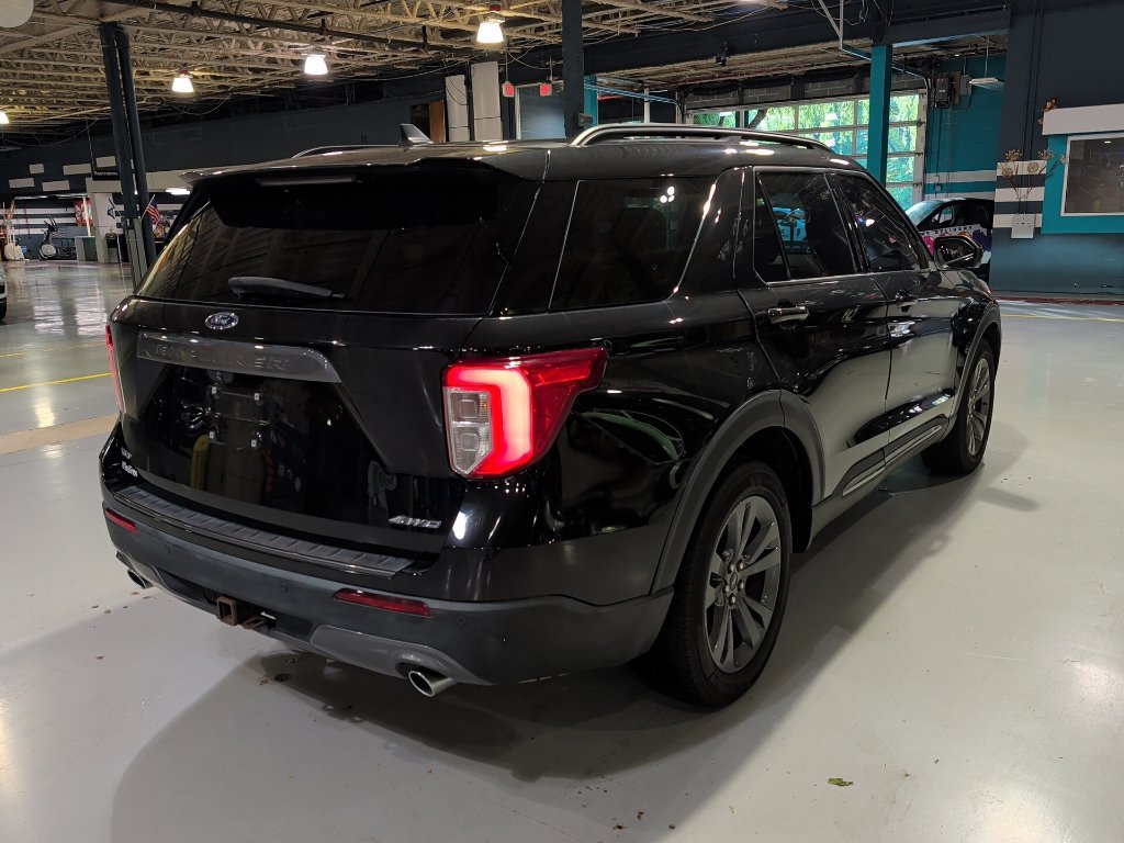 Used 2022 Ford Explorer XLT w/ Equipment Group 202A AWD/4WD image 9