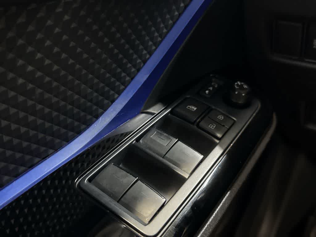 Used 2022 Toyota C-HR XLE FWD image 17