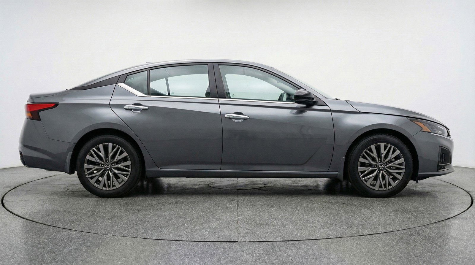 Used 2025 Nissan Altima 2.5 SV image 11