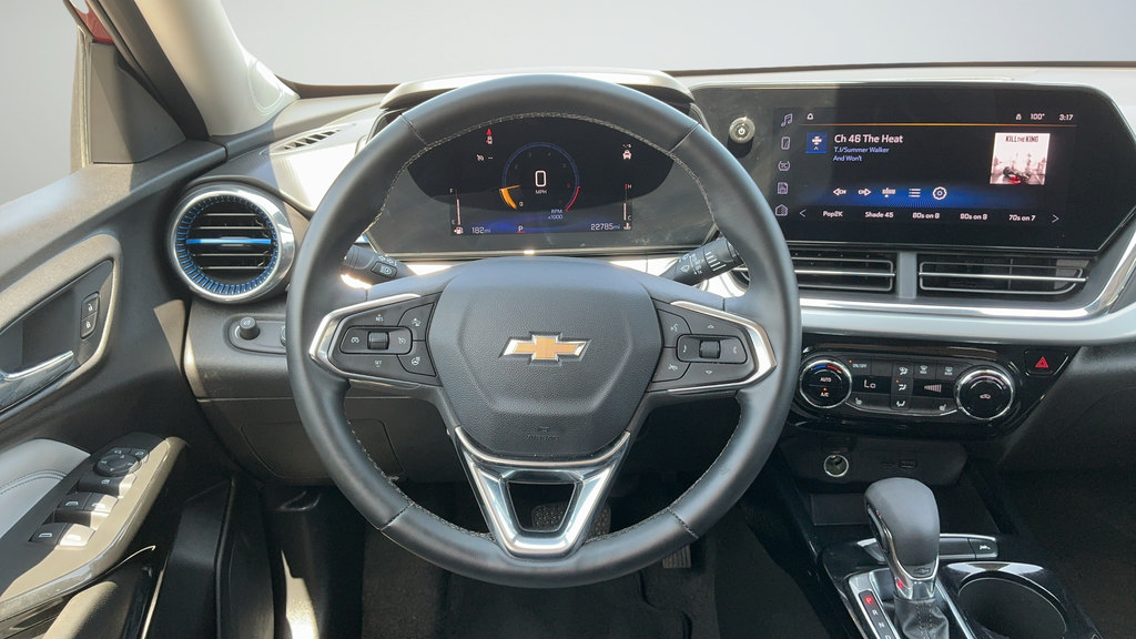 Used 2025 Chevrolet Trax LT w/ LT Convenience Package FWD image 9