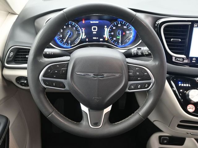 Used 2023 Chrysler Pacifica Touring-L image 22