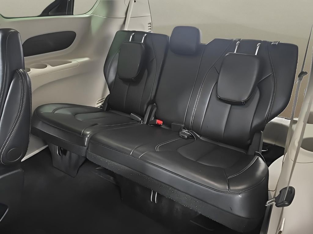 Used 2024 Chrysler Pacifica Touring-L image 16