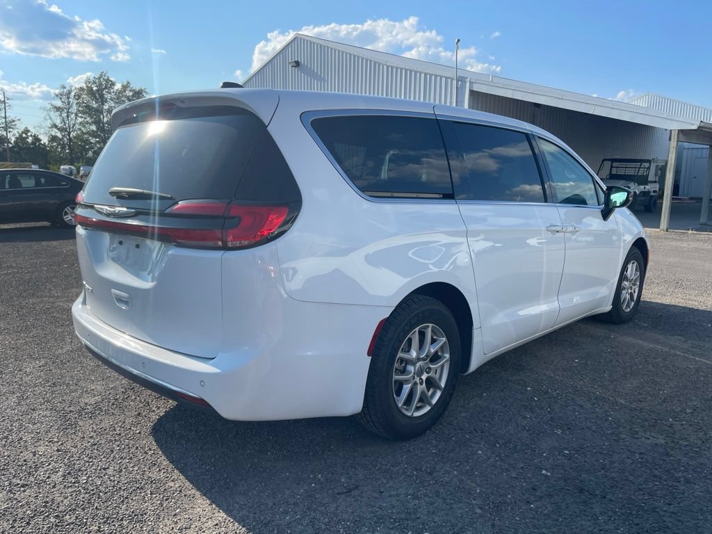 Used 2024 Chrysler Pacifica Touring-L FWD image 6