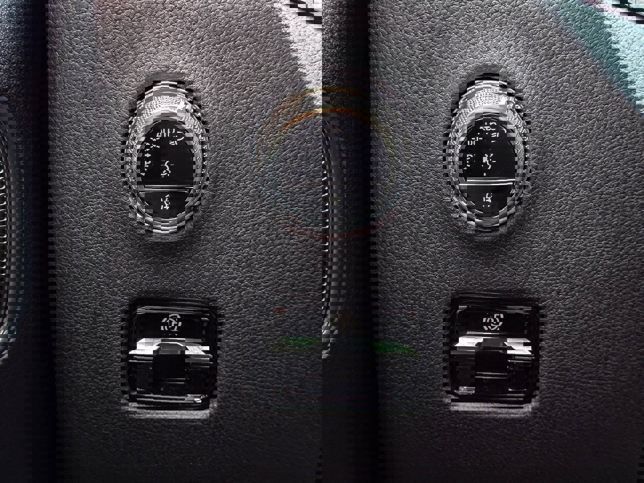 Used 2025 Mercedes-Benz GLC 300 4MATIC image 25