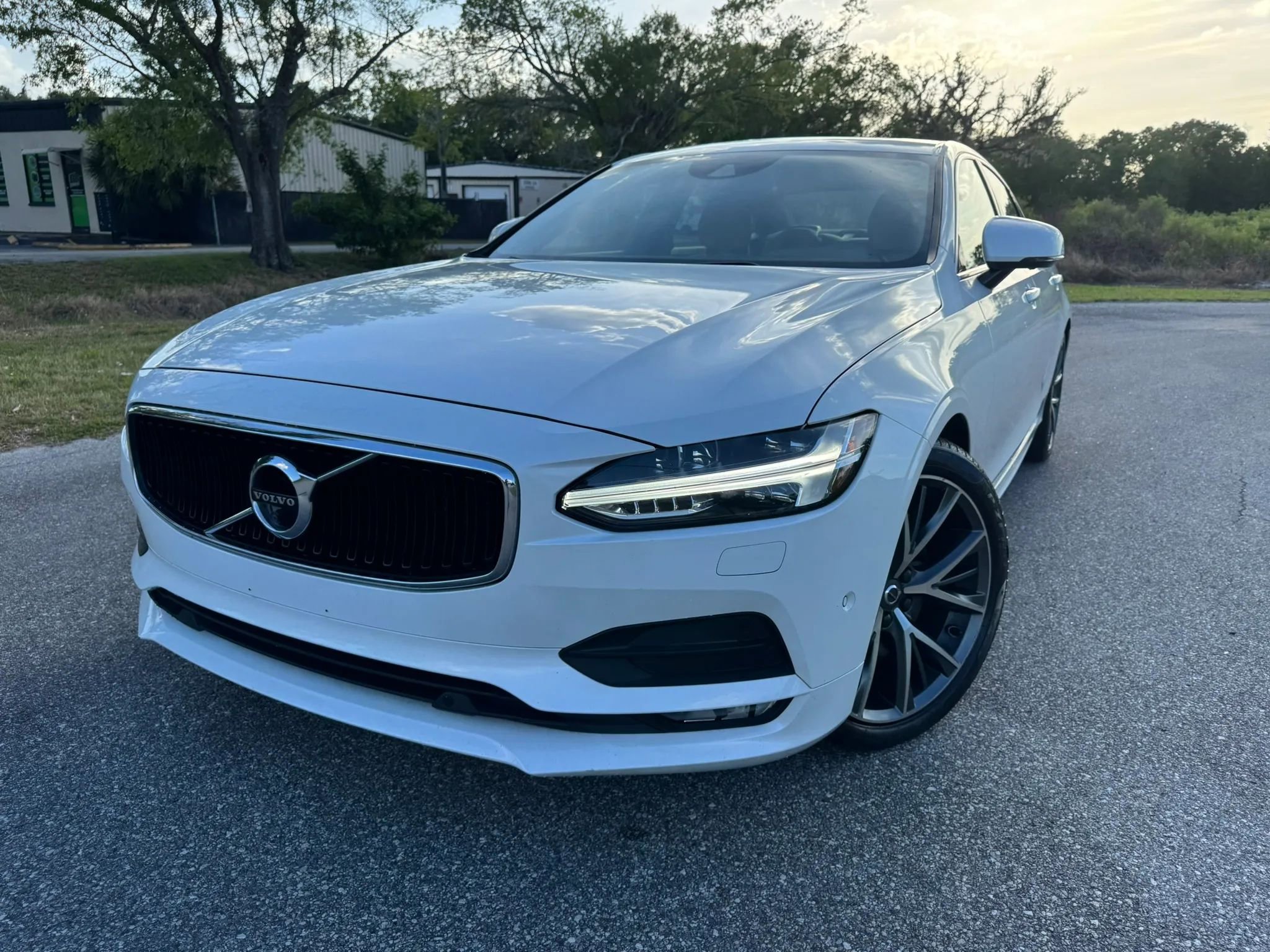 Used 2019 Volvo S90 T6 Momentum image 3