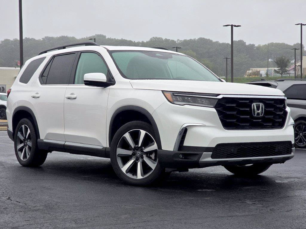 Used 2025 Honda Pilot Touring image 2