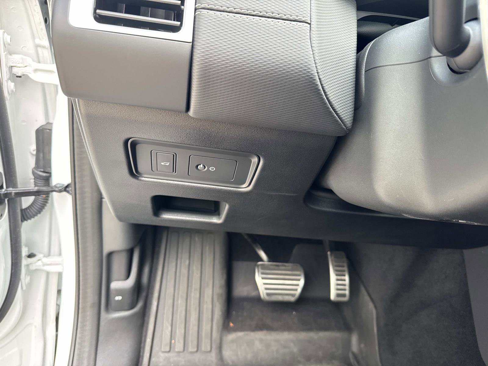 Certified 2025 Land Rover Discovery Dynamic SE AWD/4WD image 33