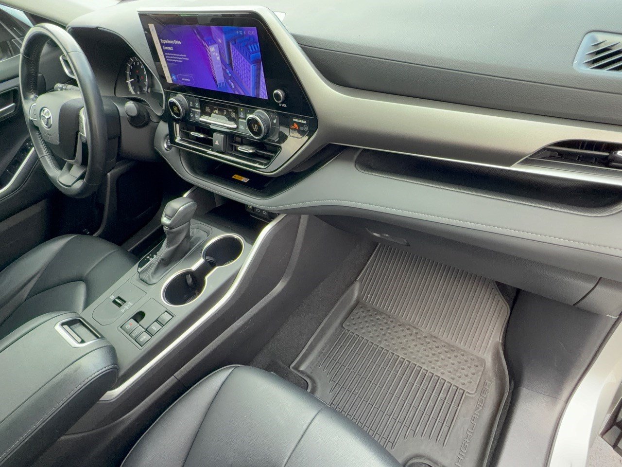 Used 2023 Toyota Highlander XLE FWD image 31