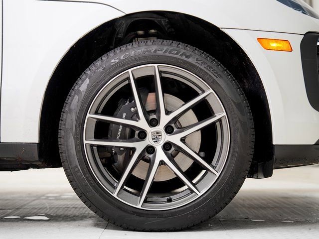 Certified 2025 Porsche Macan image 36