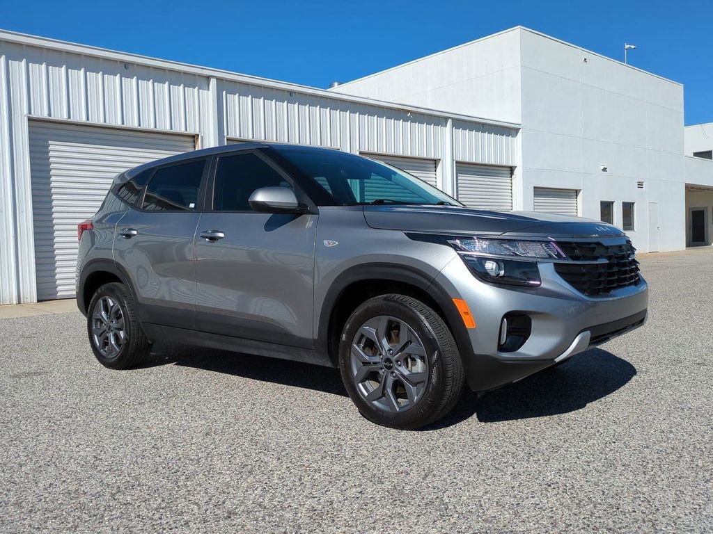 Used 2024 Kia Seltos LX image 3