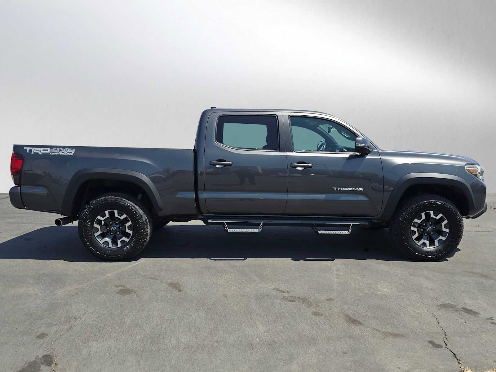 Used 2018 Toyota Tacoma TRD Off-Road w/ Technology Package AWD/4WD image 2