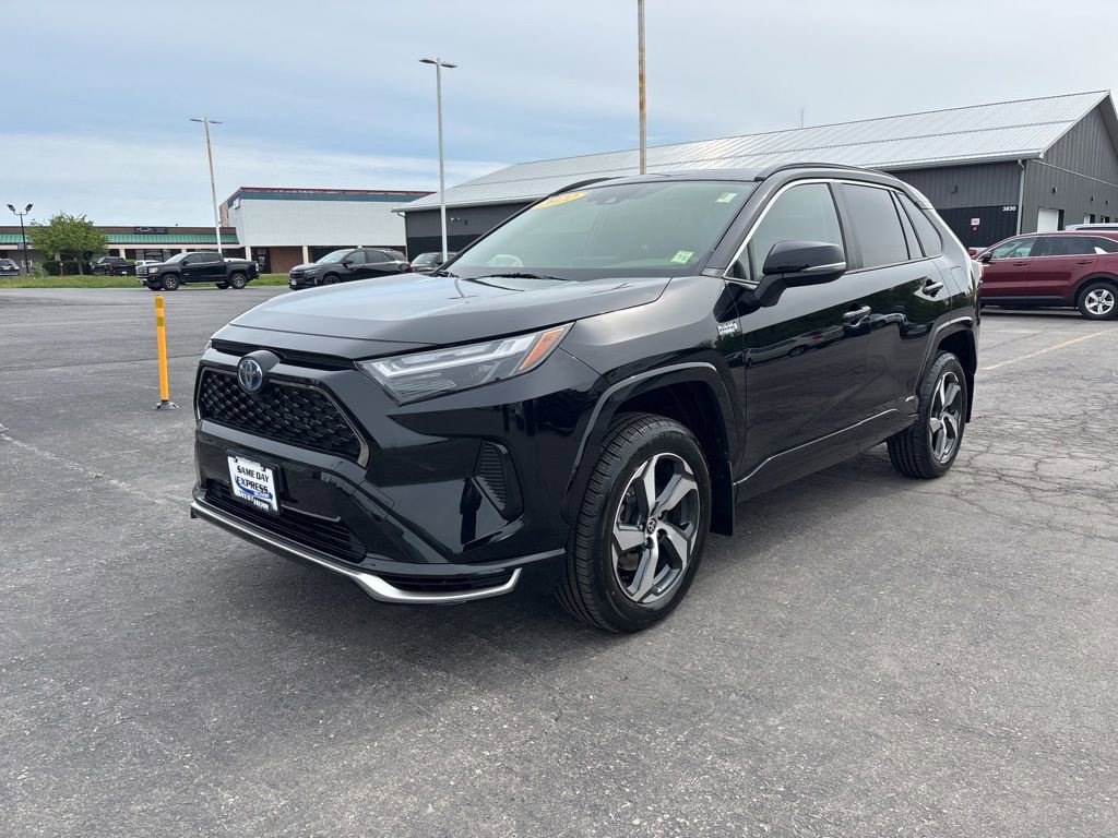 Used 2022 Toyota RAV4 SE w/ Weather & Moonroof Package AWD/4WD image 3