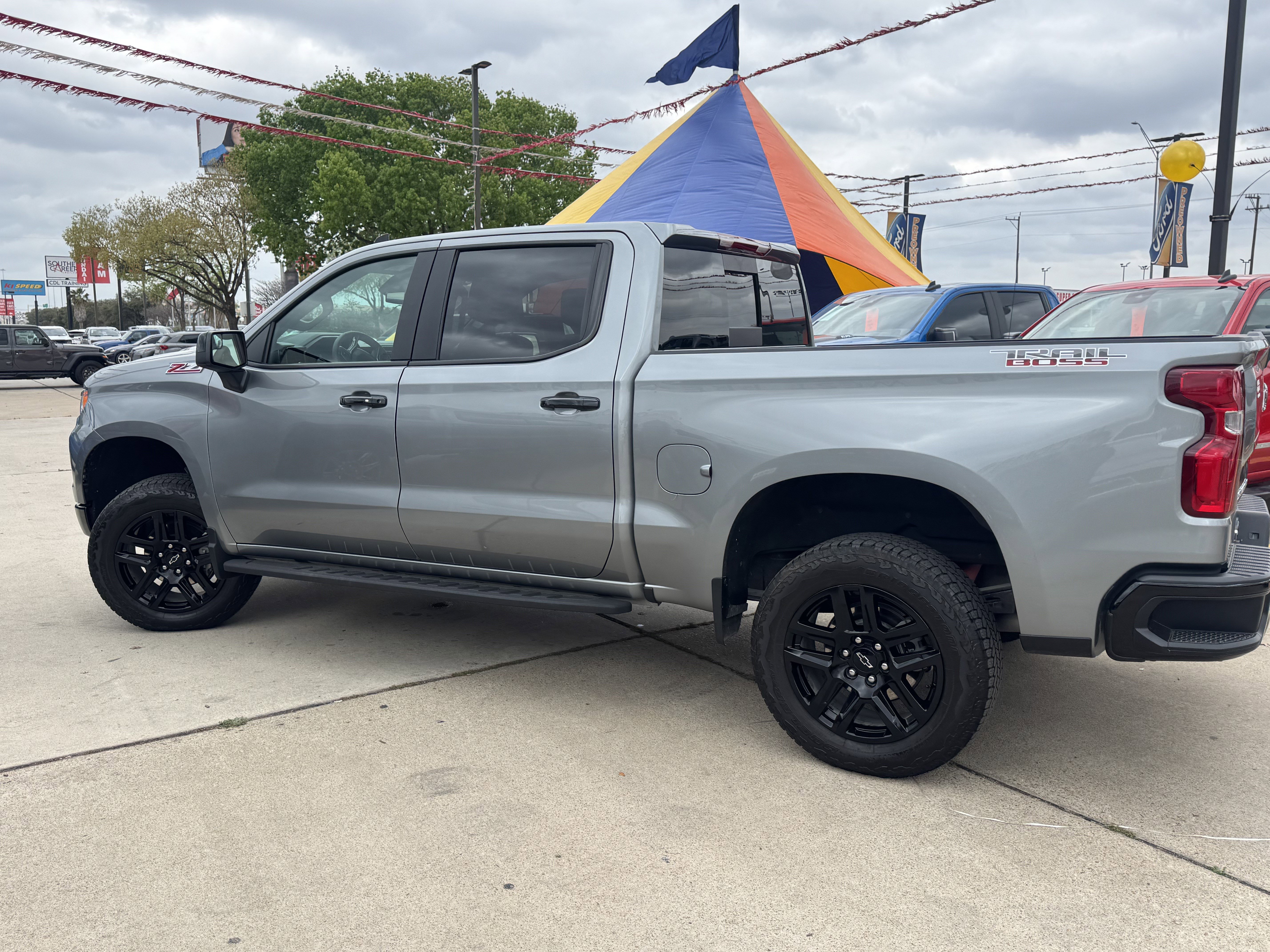 Used 2025 Chevrolet Silverado 1500 LT Trail Boss w/ Convenience Package II image 9
