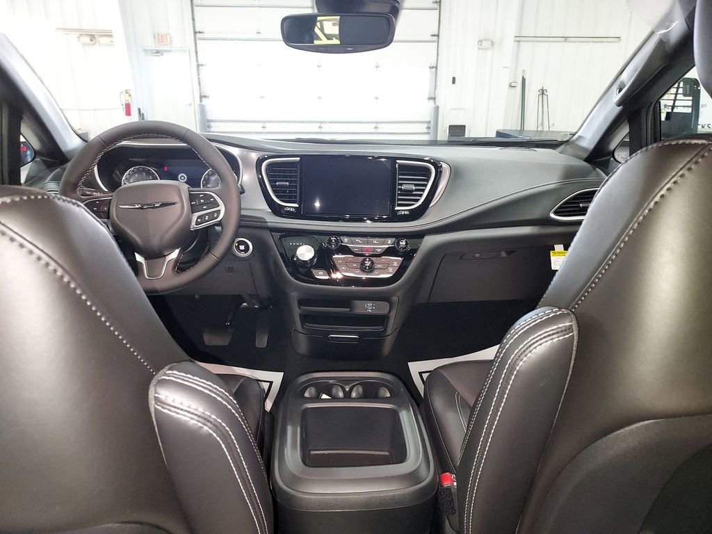 New 2026 Chrysler Pacifica Select image 10
