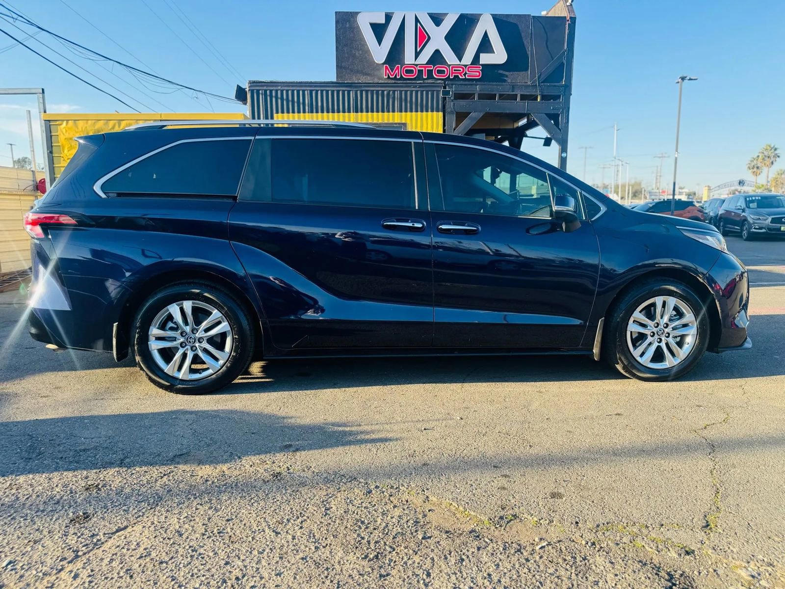 Used 2023 Toyota Sienna Limited image 3