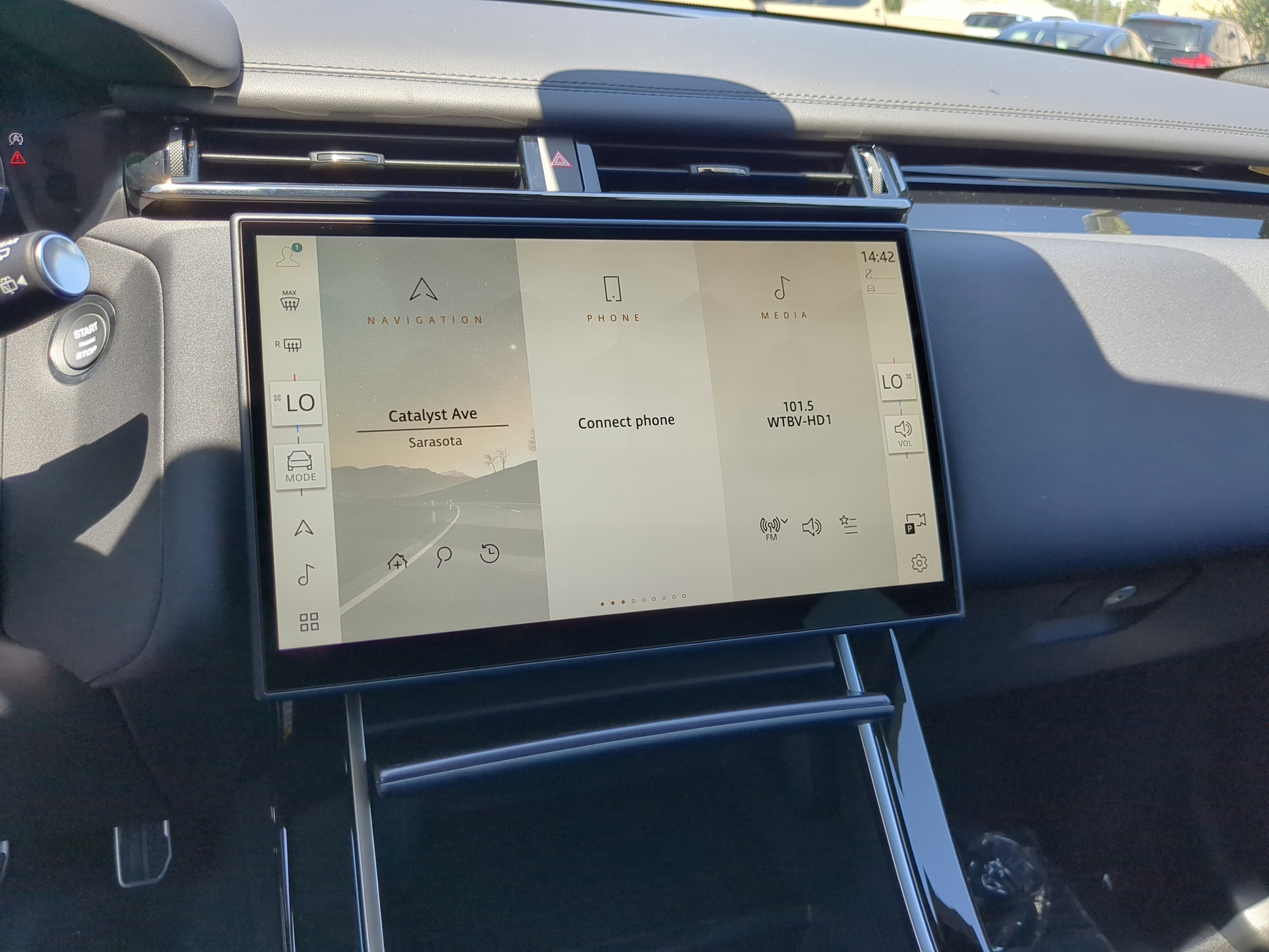 New 2026 Land Rover Range Rover Velar Dynamic SE image 19