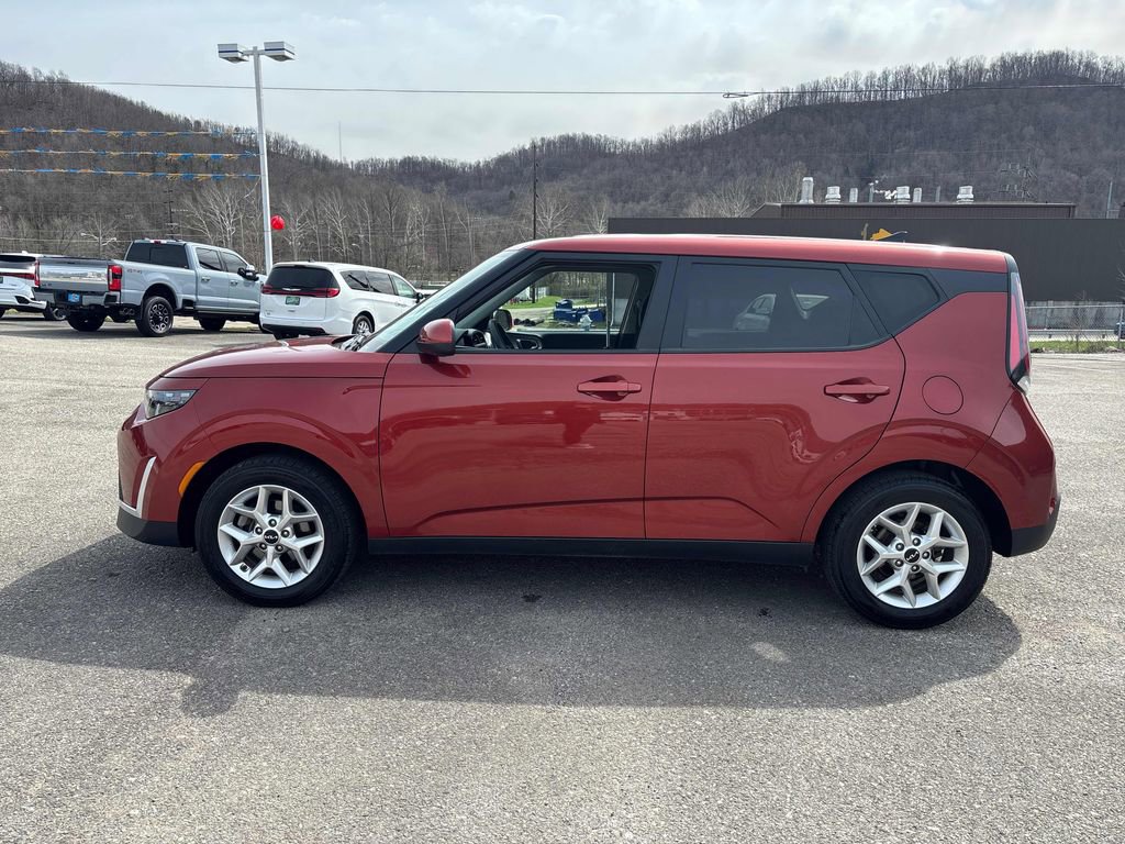 Used 2023 Kia Soul LX w/ LX Technology Package image 2