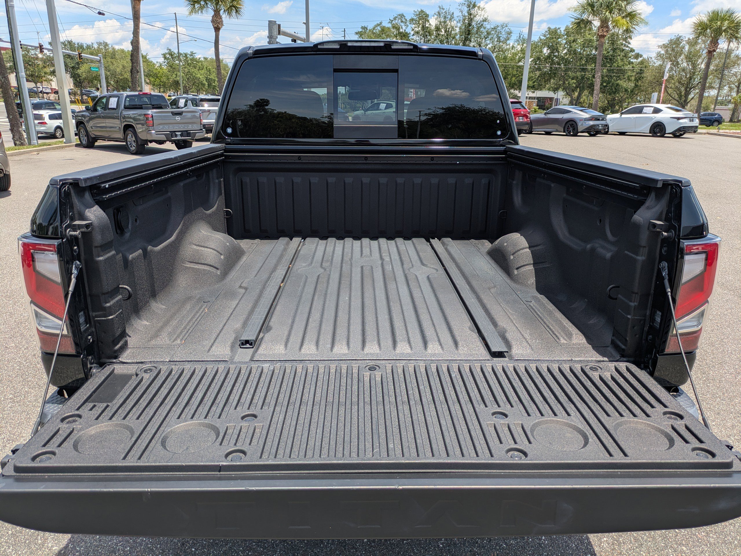 Used 2021 Nissan Titan PRO-4X w/ Pro-4x Convenience Package AWD/4WD image 13
