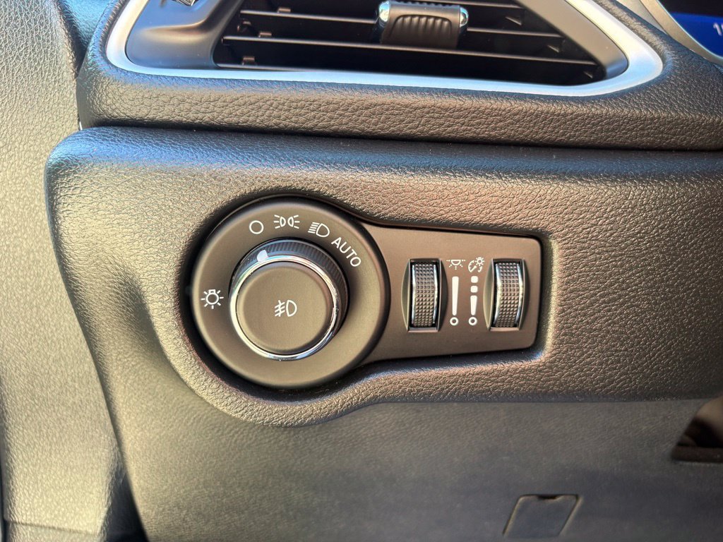 Used 2023 Chrysler Pacifica Touring FWD image 17