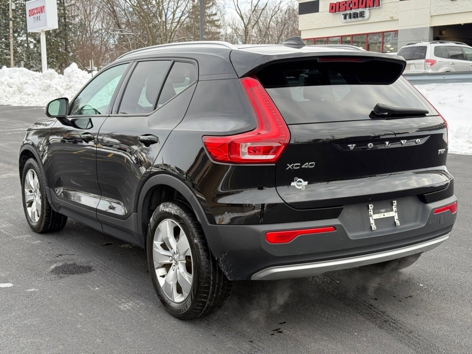 Used 2022 Volvo XC40 T5 Momentum image 6