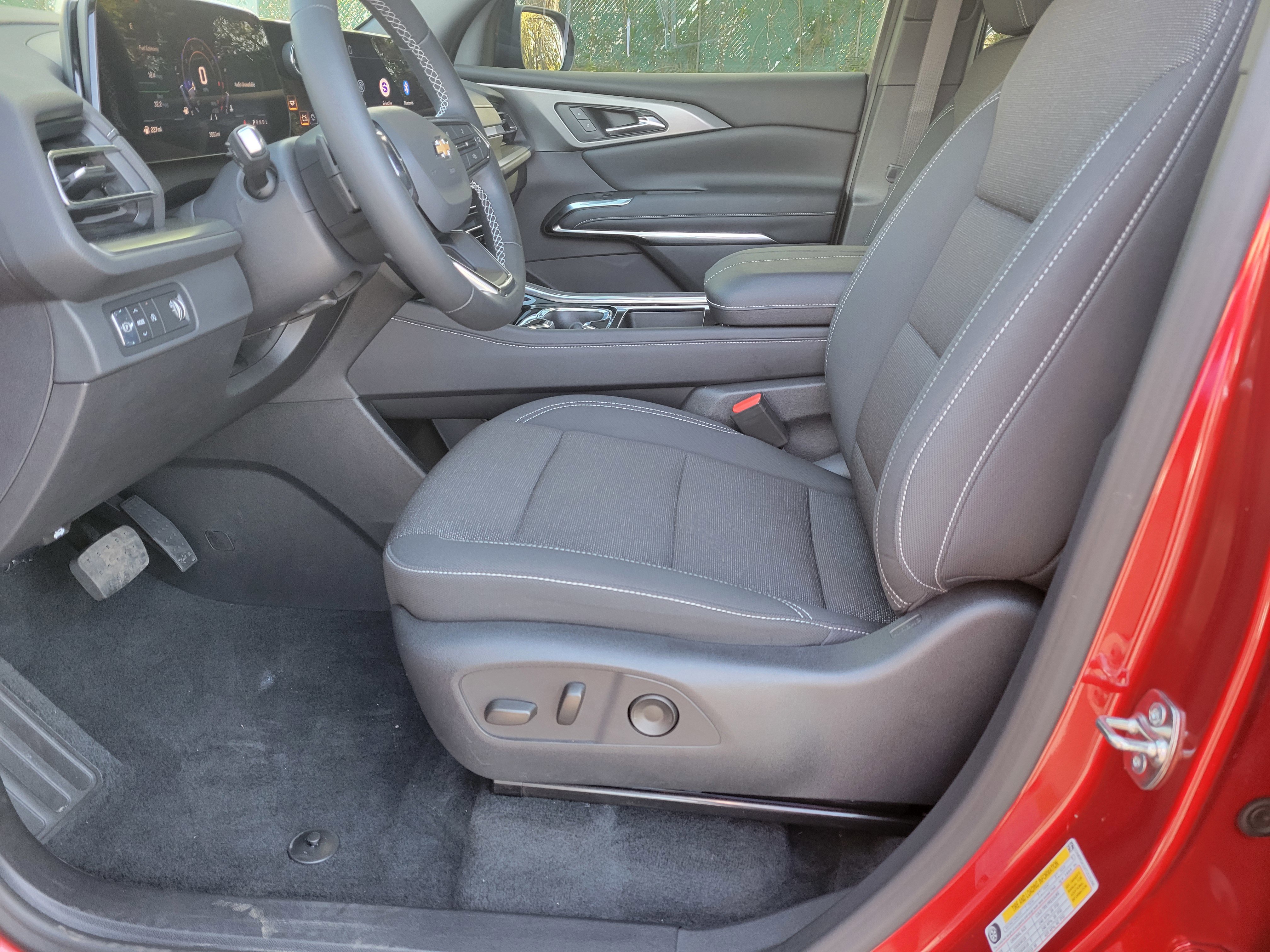 Certified 2026 Chevrolet Traverse LT w/ Driver Confidence Package FWD image 32