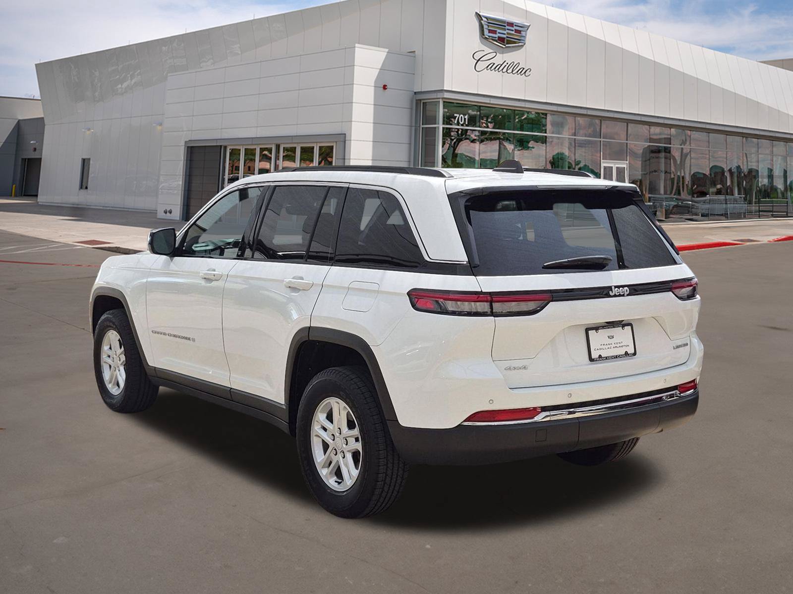 Used 2024 Jeep Grand Cherokee Laredo w/ Luxury Tech Group I AWD/4WD image 4