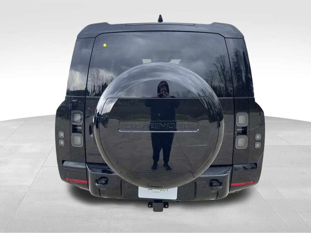 New 2026 Land Rover Defender 130 X-Dynamic SE image 4