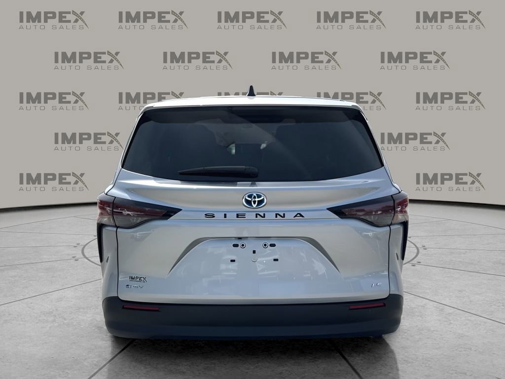 Used 2025 Toyota Sienna LE FWD image 4