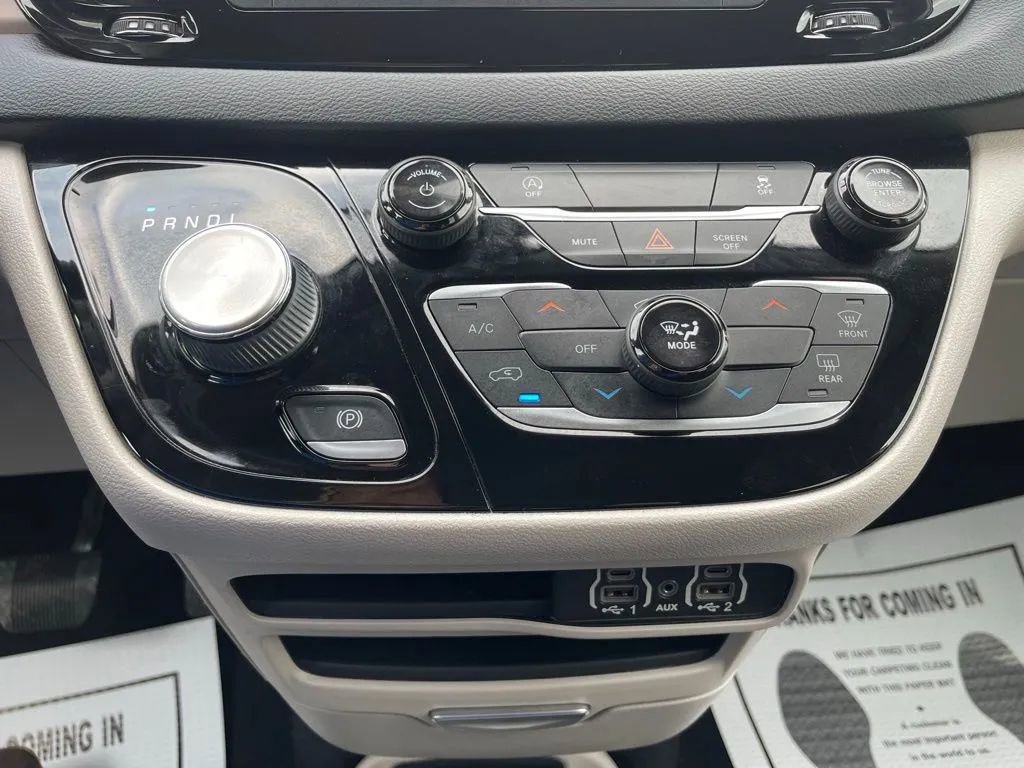 Used 2022 Chrysler Voyager LX image 26