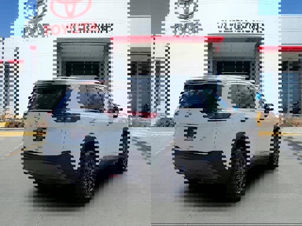 Used 2023 Nissan Rogue S image 6