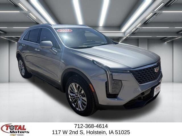 Used 2025 Cadillac XT4 Premium Luxury AWD/4WD image 2