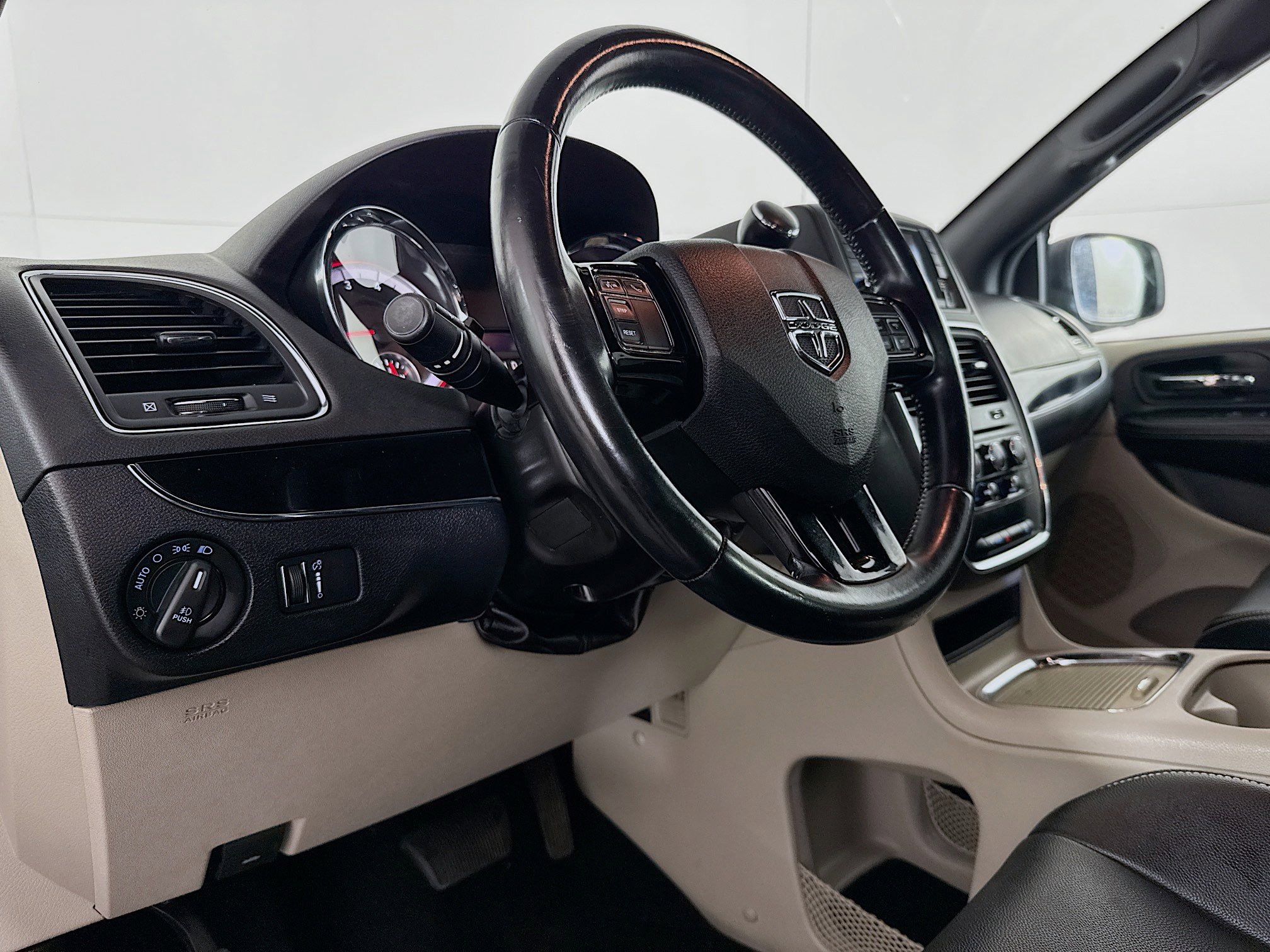 Used 2019 Dodge Grand Caravan SXT image 21