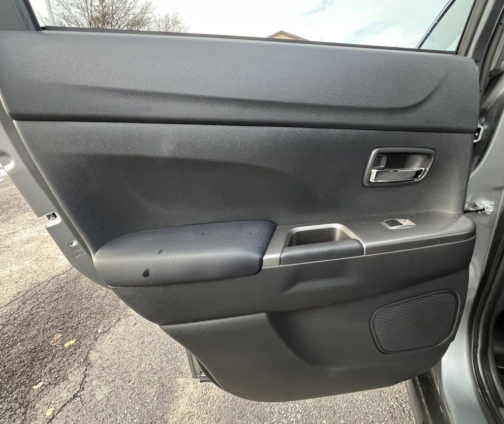 Used 2025 Mitsubishi Outlander Sport AWD image 16