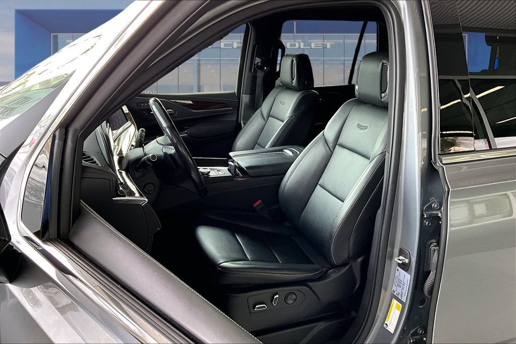 Used 2022 Cadillac Escalade Luxury AWD/4WD image 15