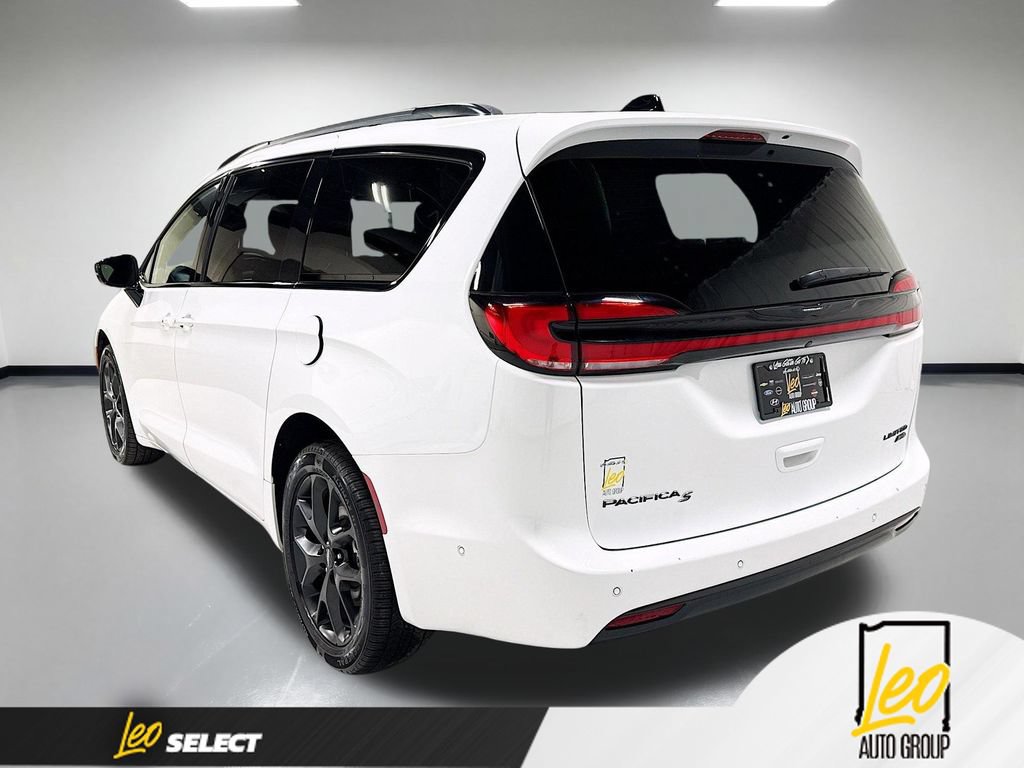 Used 2023 Chrysler Pacifica Limited w/ Uconnect Theater Family Group AWD/4WD image 10