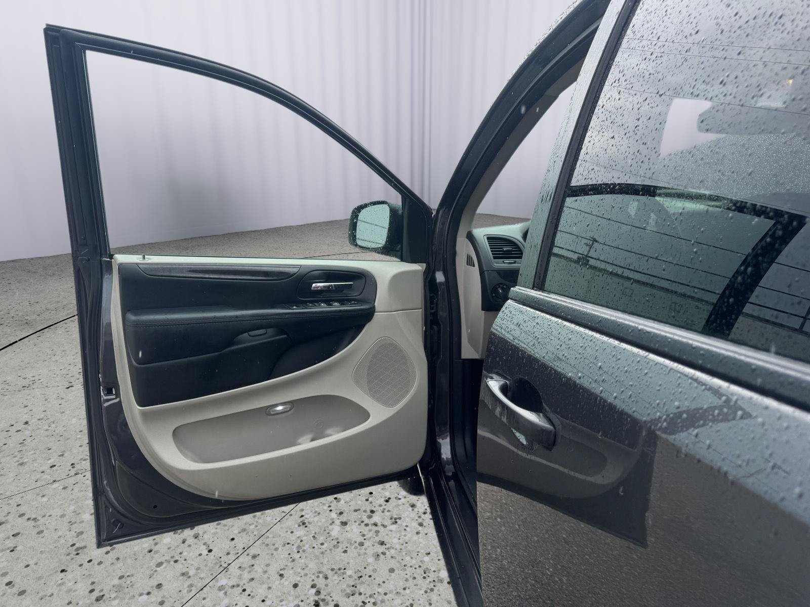 Used 2019 Dodge Grand Caravan SE w/ UConnect Hands-Free Group FWD image 24