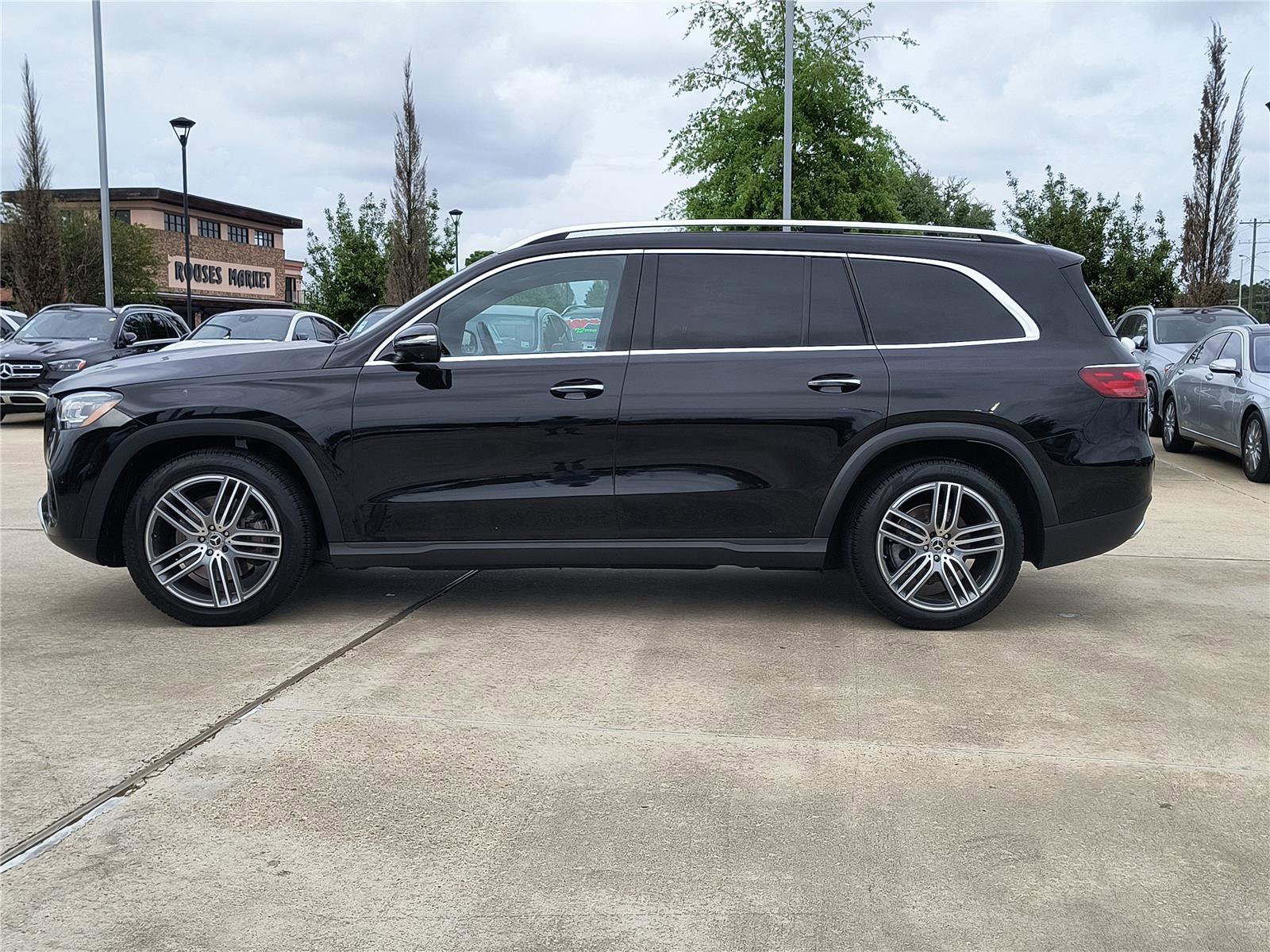 Used 2025 Mercedes-Benz GLS 450 4MATIC image 3