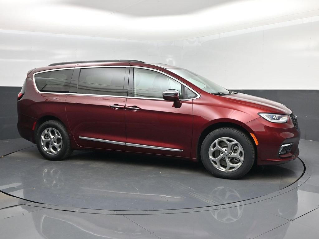Used 2022 Chrysler Pacifica Limited image 1