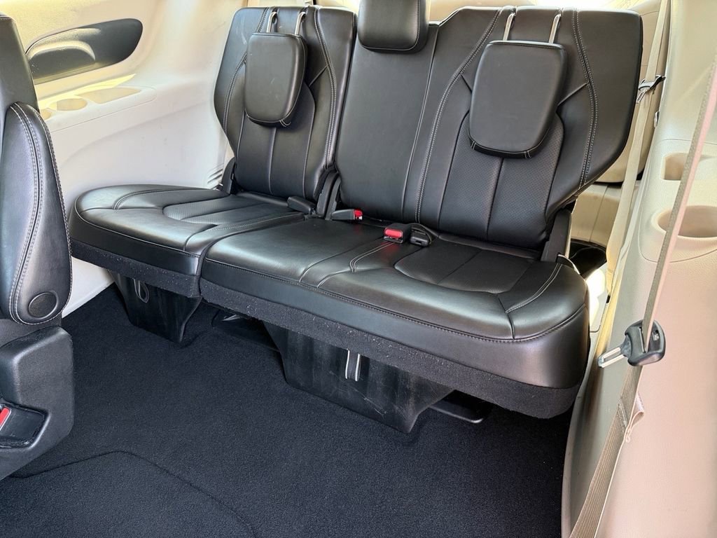 Used 2023 Chrysler Pacifica Touring-L image 13