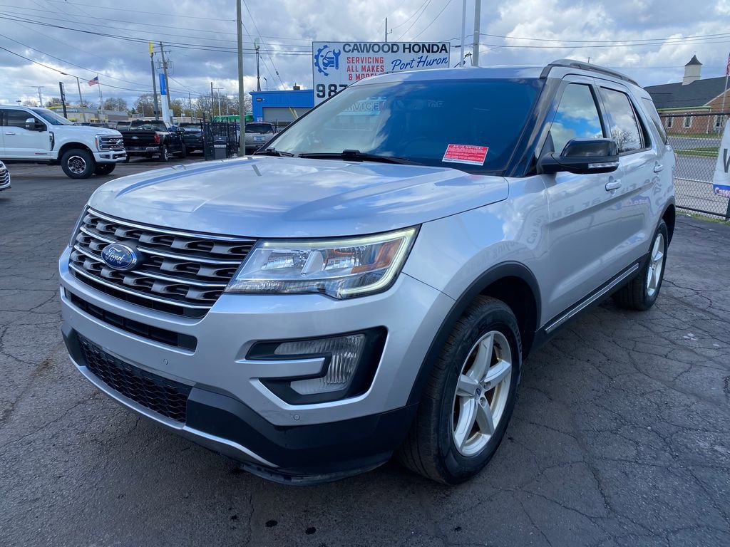 Used 2017 Ford Explorer XLT w/ Equipment Group 202A AWD/4WD image 8