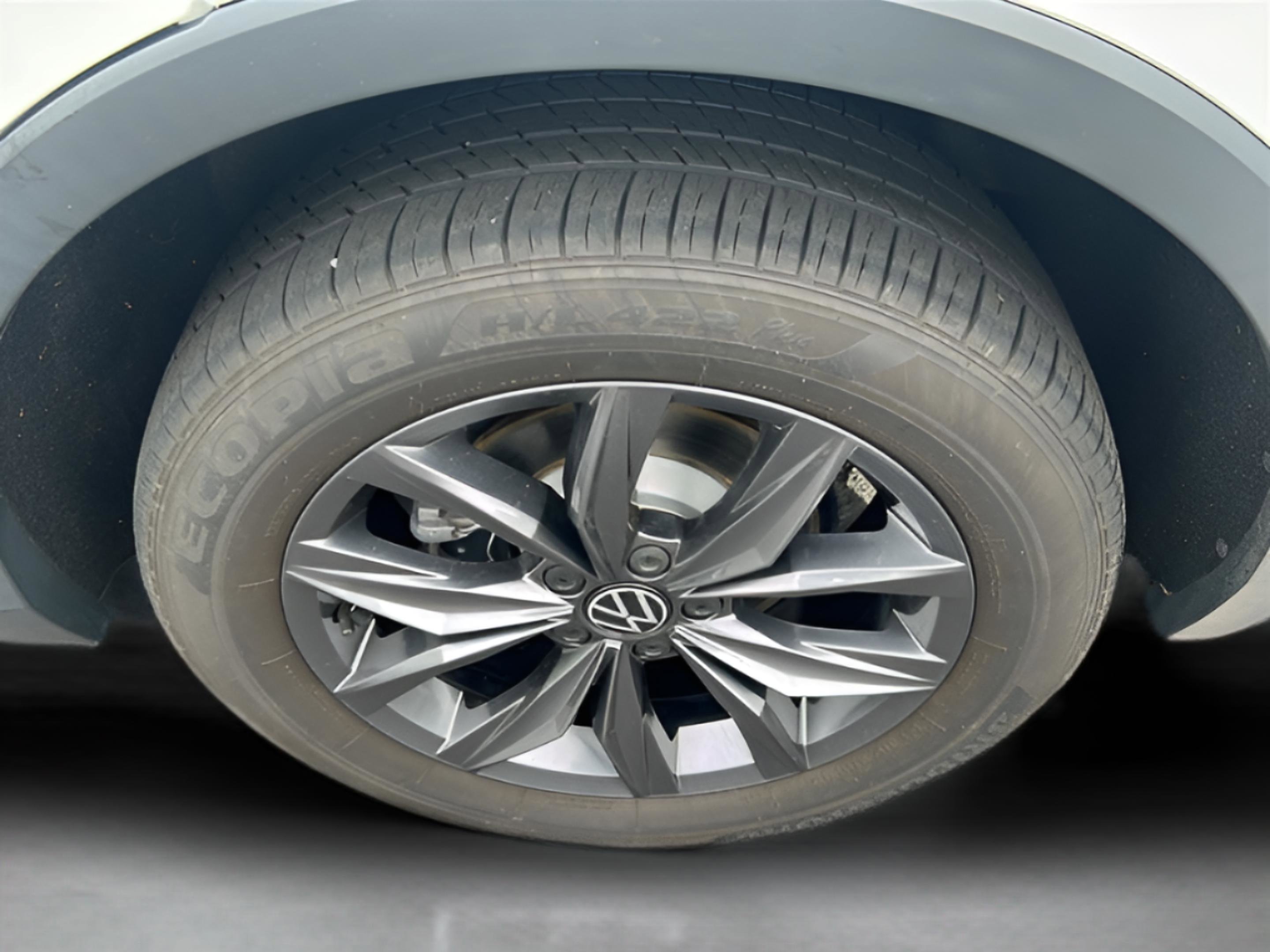 Used 2023 Volkswagen Tiguan SE w/ Panoramic Sunroof Package FWD image 31