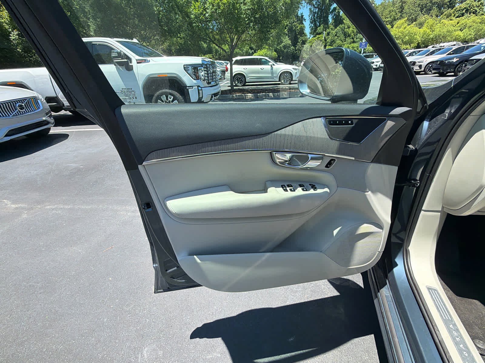 Used 2025 Volvo XC90 B5 Plus w/ Protection Package Premier AWD/4WD image 26
